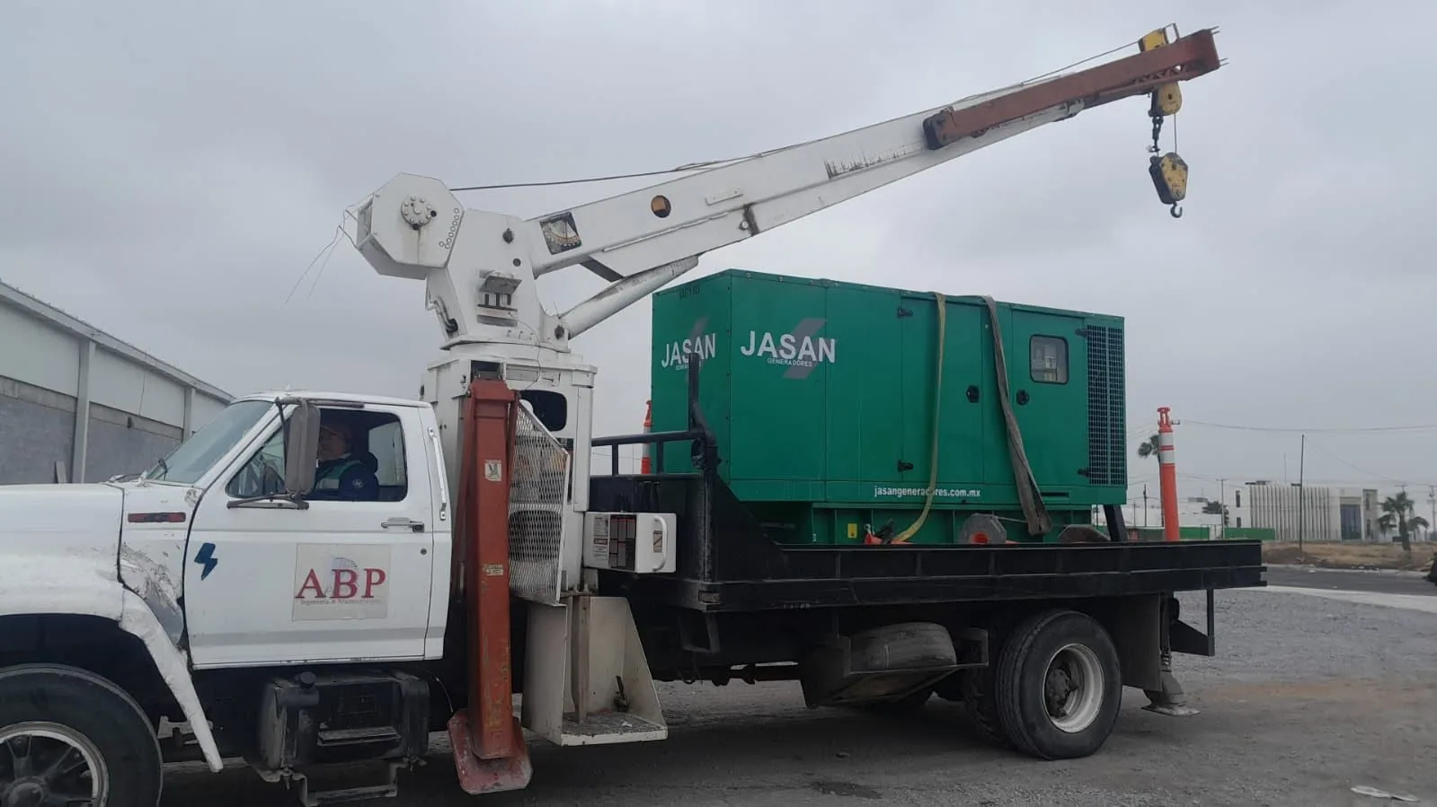 Grúas titán sobre camión de ABP en un trabajo en Nuevo Laredo