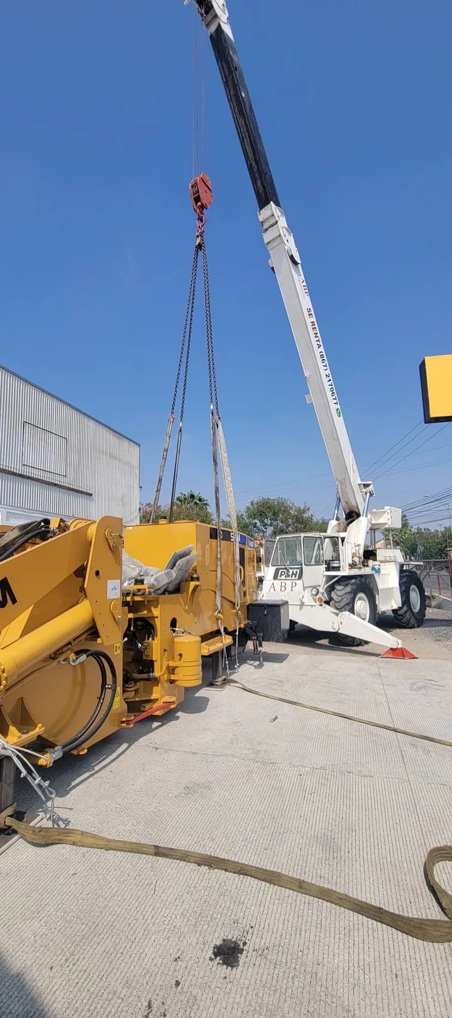 Grúa telescópica todo terreno de ABP en un trabajo en Nuevo Laredo