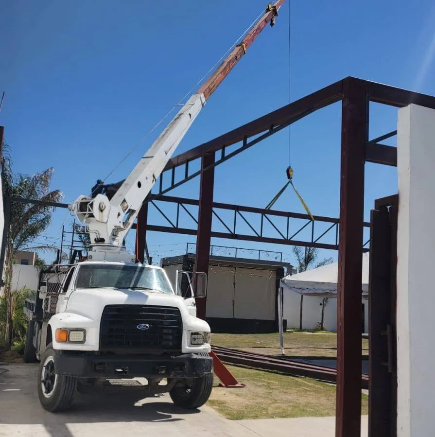 Grúas titán sobre camión de ABP en un trabajo en Nuevo Laredo
