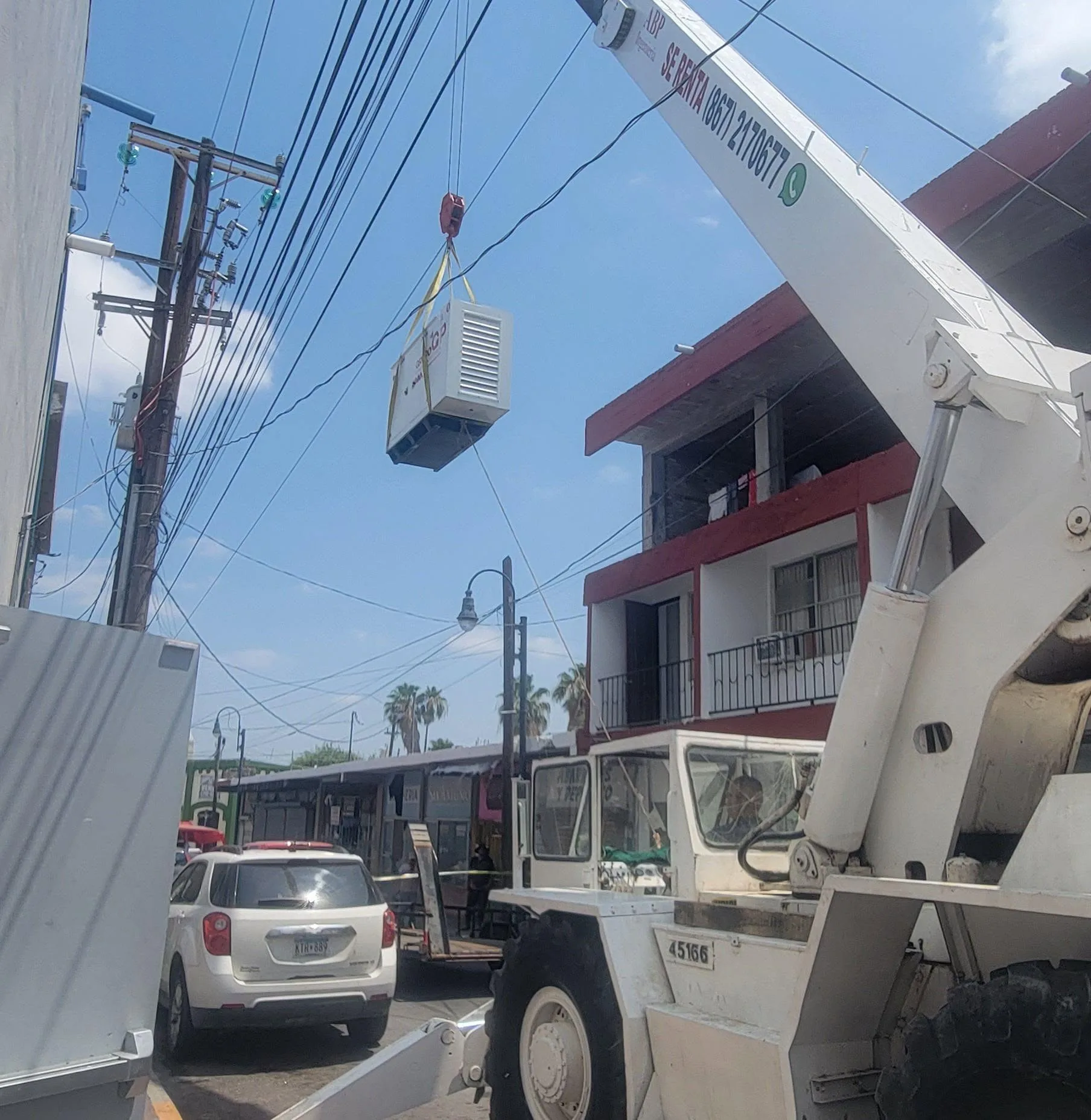 Grúas titán sobre camión de ABP en operación