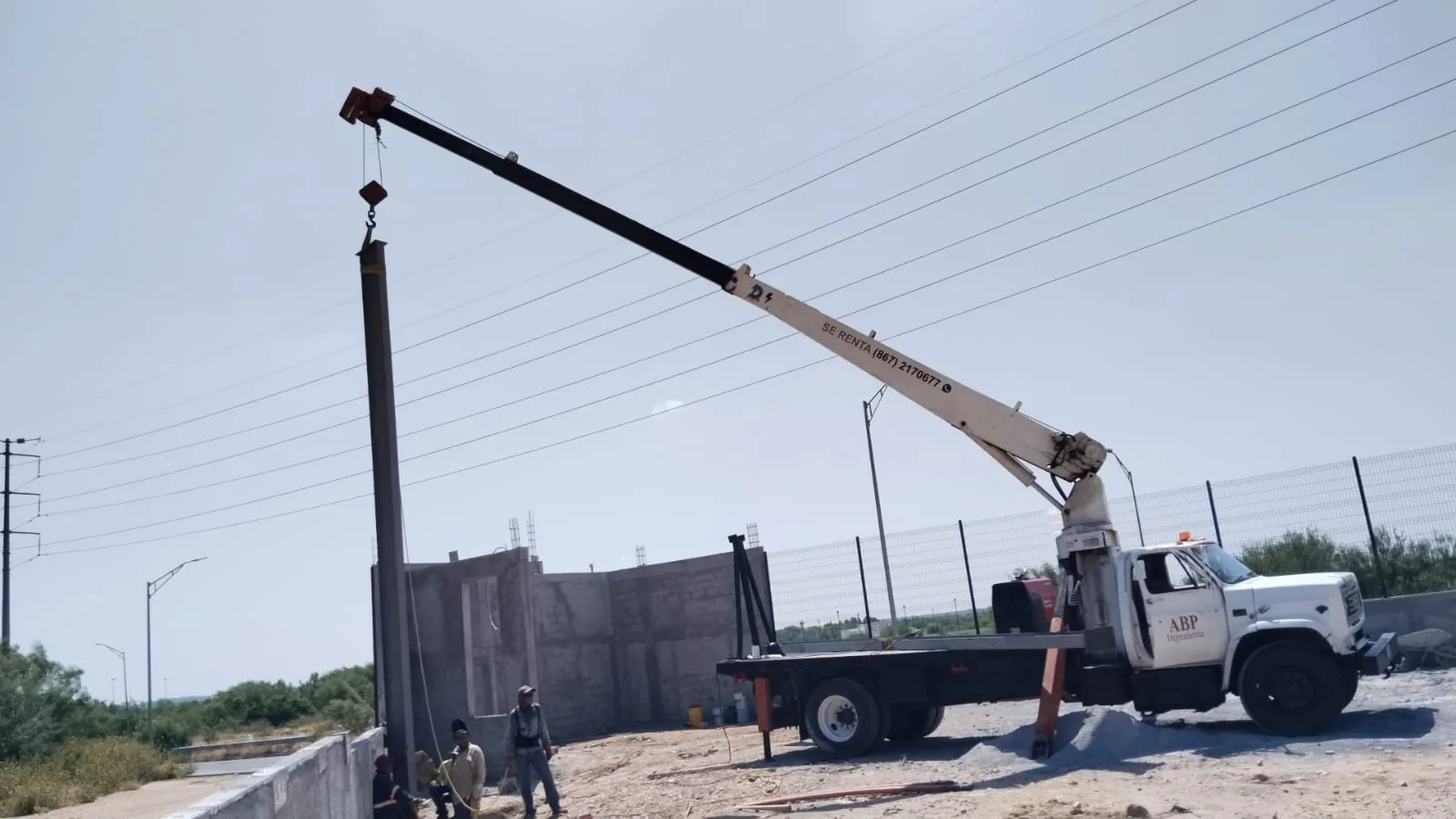 Grúas titán sobre camión de ABP en un trabajo en Nuevo Laredo