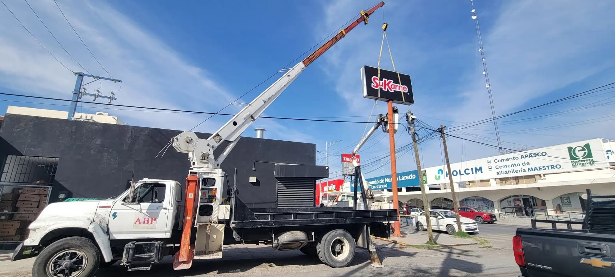 Instalación del anuncio de SuKarne sobre avenida
