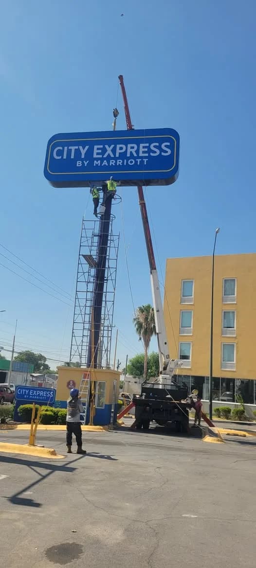 Montaje del anuncio de City Express by Marriott sobre su torre