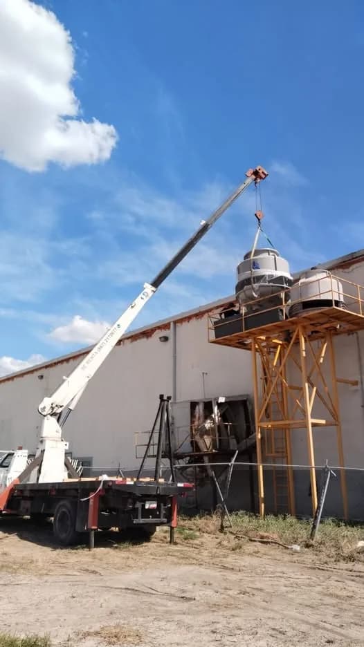 Grúas titán sobre camión de ABP en un trabajo en Nuevo Laredo
