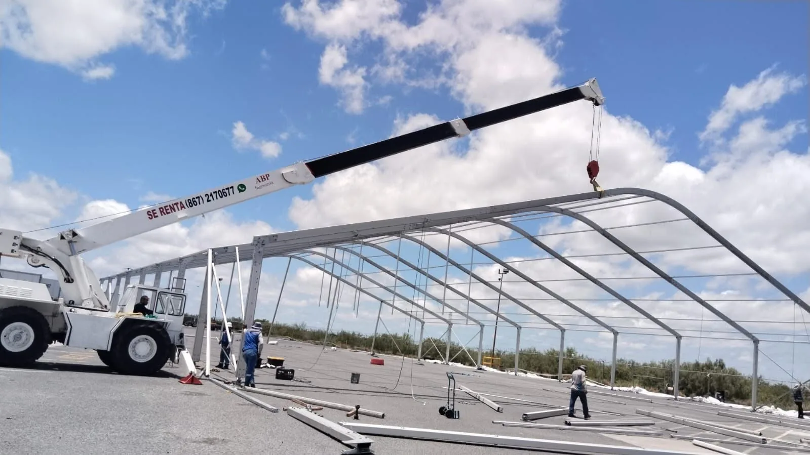Armado de la estructura de una carpa industrial