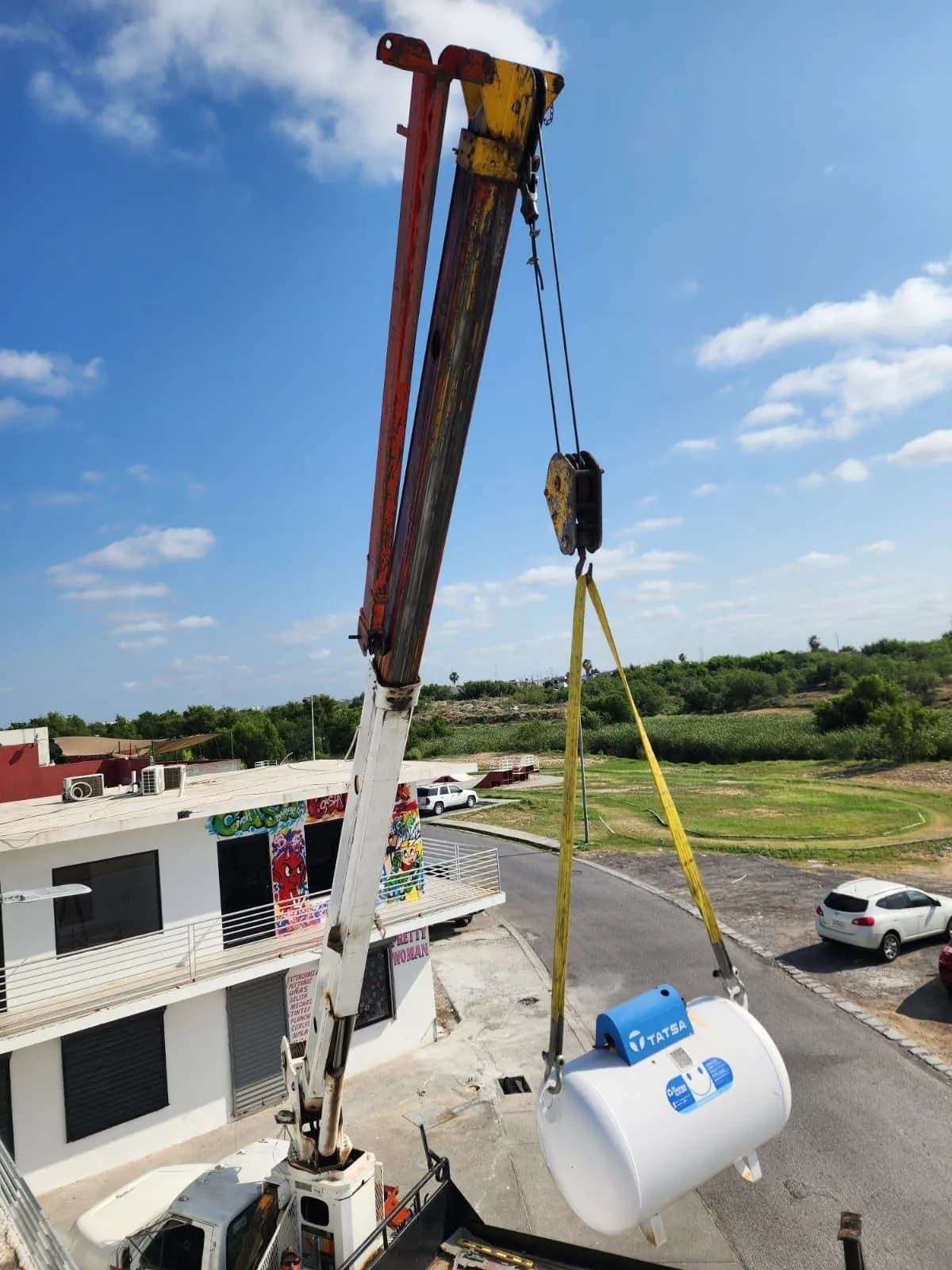 Grúas titán sobre camión de ABP en un trabajo en Nuevo Laredo