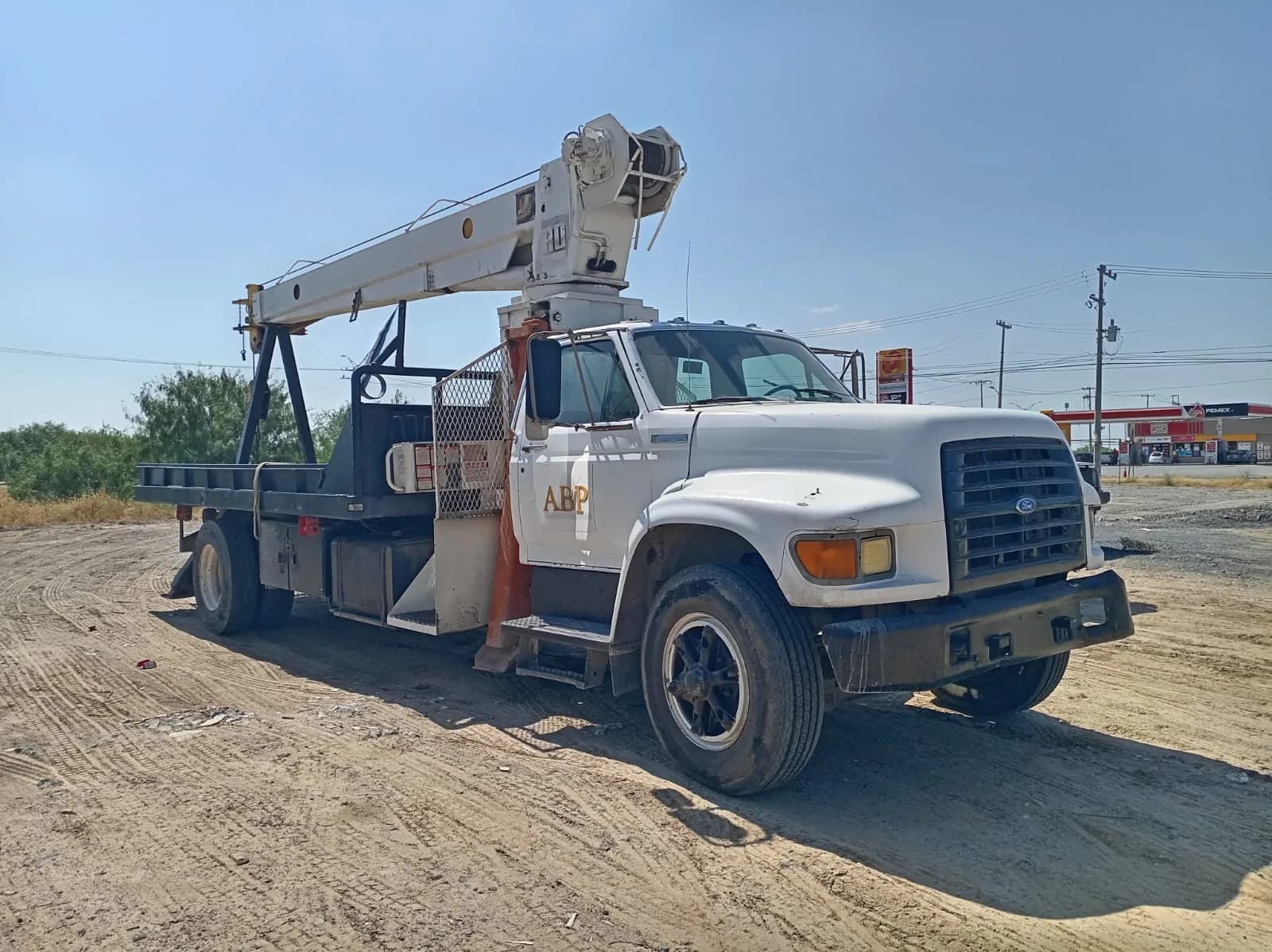 Grúas titán sobre camión de ABP en Nuevo Laredo