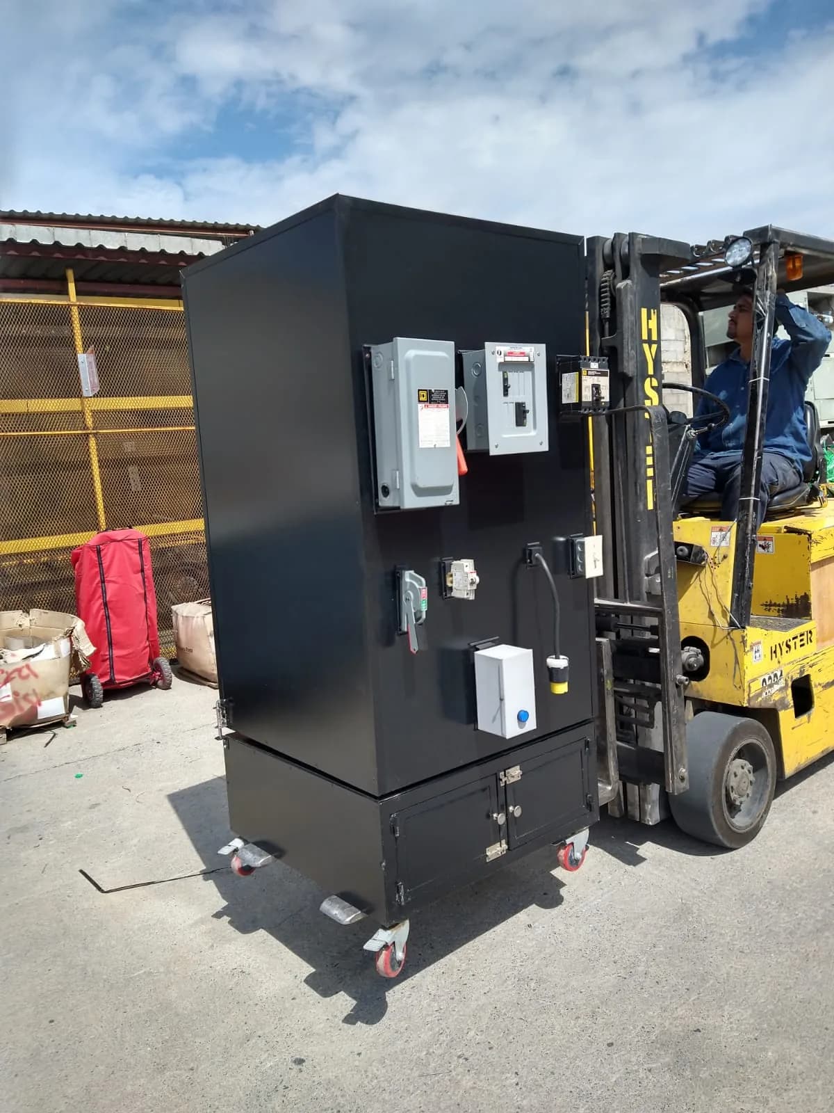 Gabinete eléctrico móvil, taller de maquinados de ABP
